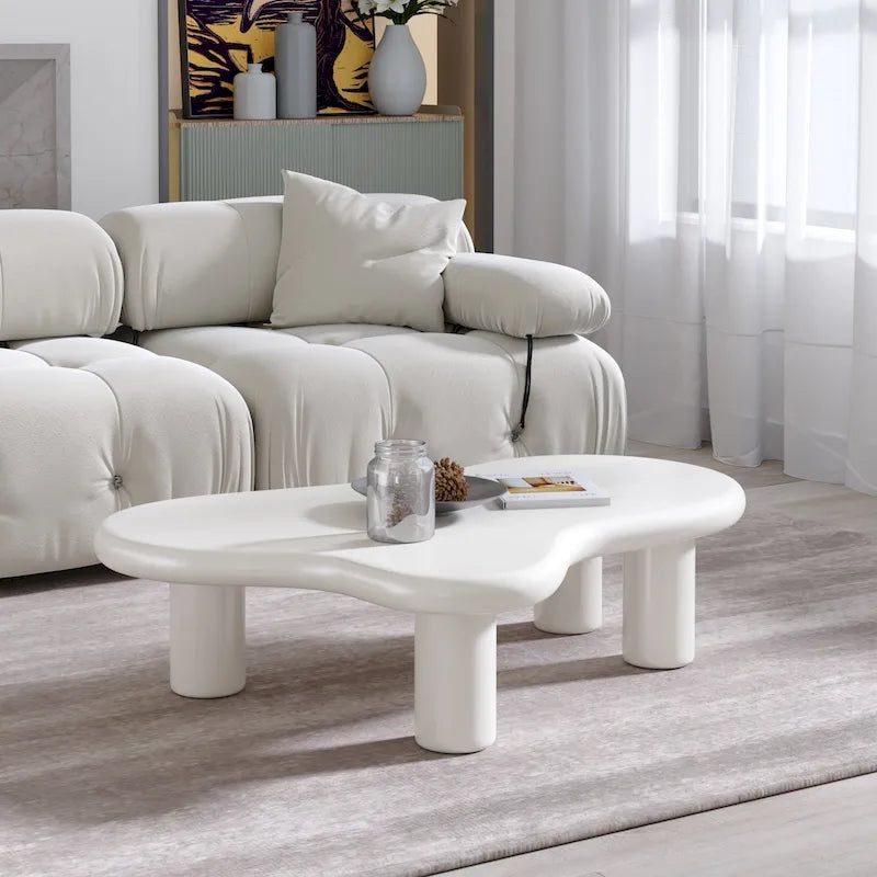 Unregelmäßig geformter, moderner Couchtisch mit 4 Beinen