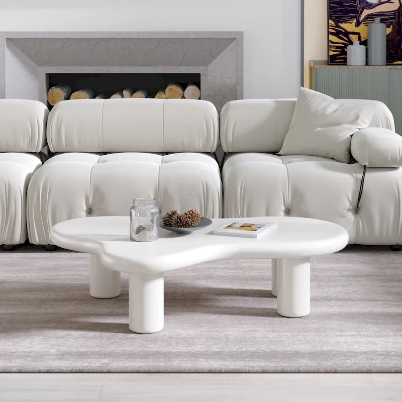Unregelmäßig geformter, moderner Couchtisch mit 4 Beinen