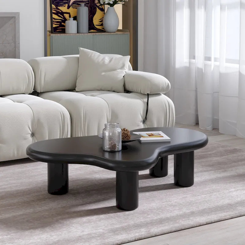 Unregelmäßig geformter, moderner Couchtisch mit 4 Beinen