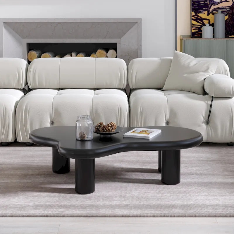 Unregelmäßig geformter, moderner Couchtisch mit 4 Beinen