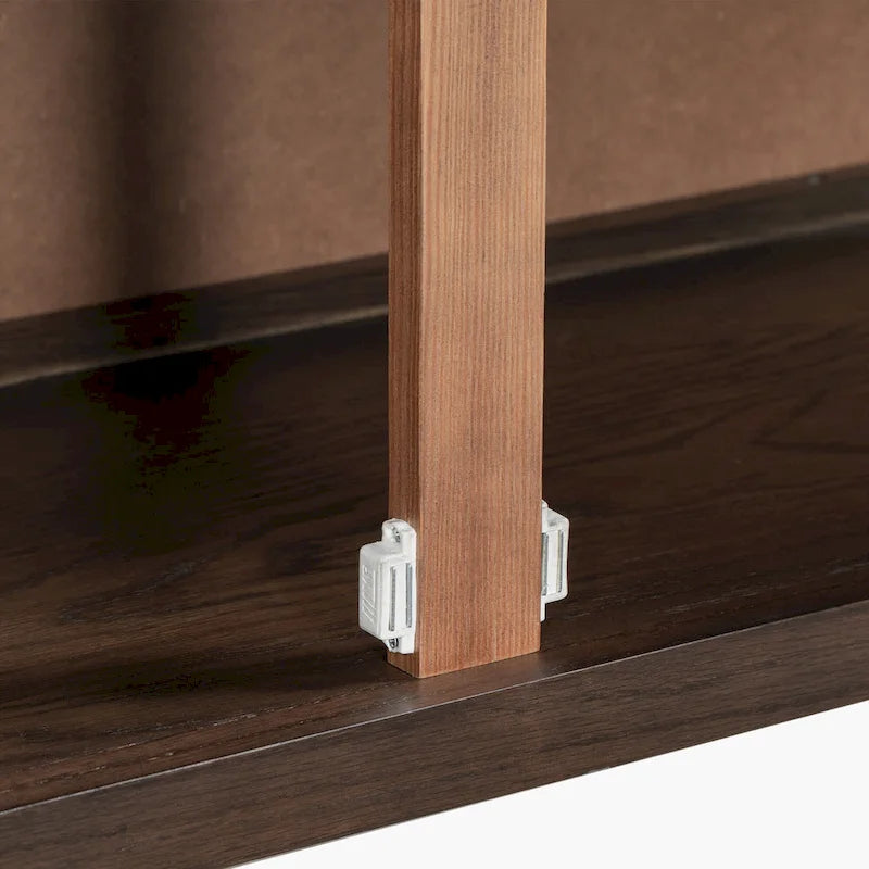 2-türiger Holzschrank mit verstellbarem Regal und Eichenholzbeinen